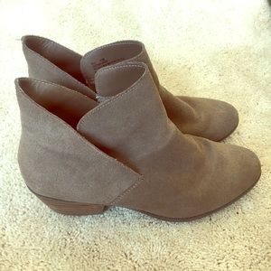 Super cute booties!